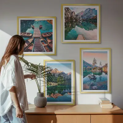 Mur de tableaux représentant des reflets de forêt sur un lac de montagne