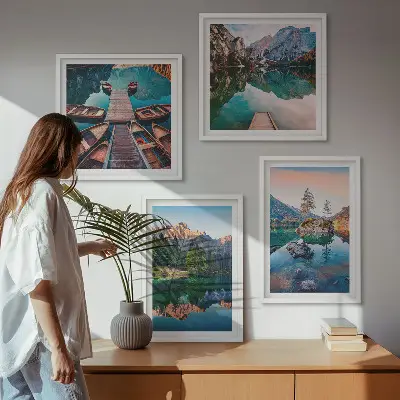 Mur de tableaux représentant des reflets de forêt sur un lac de montagne