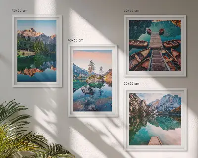 Mur de tableaux représentant des reflets de forêt sur un lac de montagne