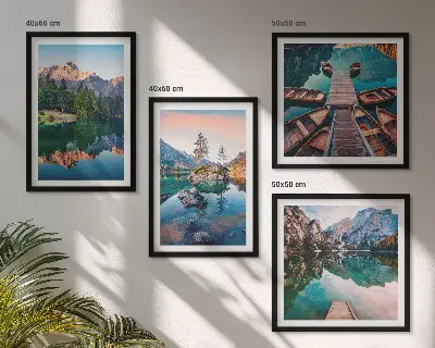 Mur de tableaux représentant des reflets de forêt sur un lac de montagne