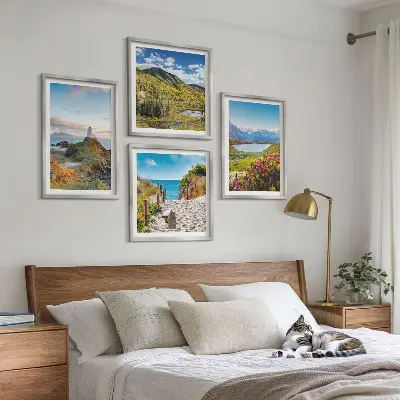 Ensemble de 4 tableaux représentant une plage, un phare, des montagnes, des prairies et des fleurs