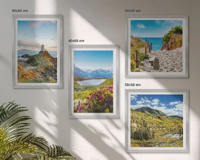 Ensemble de 4 tableaux représentant une plage, un phare, des montagnes, des prairies et des fleurs