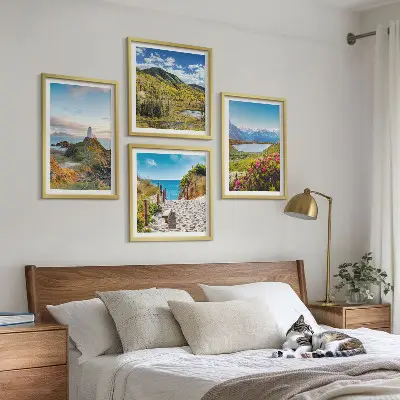 Ensemble de 4 tableaux représentant une plage, un phare, des montagnes, des prairies et des fleurs
