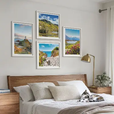 Ensemble de 4 tableaux représentant une plage, un phare, des montagnes, des prairies et des fleurs