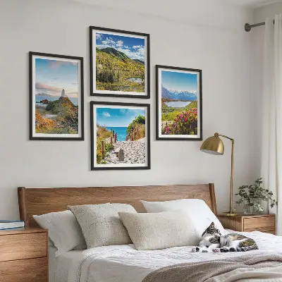 Ensemble de 4 tableaux représentant une plage, un phare, des montagnes, des prairies et des fleurs