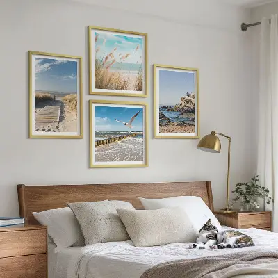 Mur de tableaux plage avec sentier en bois bordé de falaises