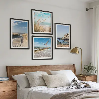 Mur de tableaux plage avec sentier en bois bordé de falaises
