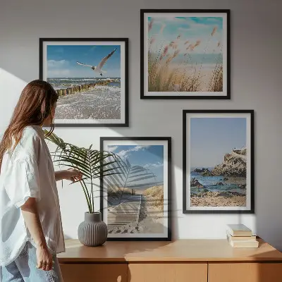 Mur de tableaux plage avec sentier en bois bordé de falaises
