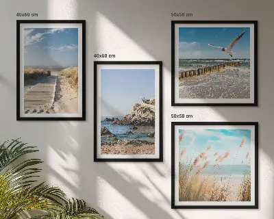 Mur de tableaux plage avec sentier en bois bordé de falaises