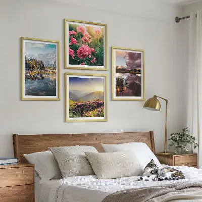Mur de tableaux jardin de fleurs dans une prairie de montagne au bord de l'eau