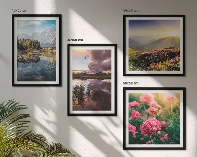 Mur de tableaux jardin de fleurs dans une prairie de montagne au bord de l'eau