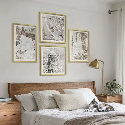 Mur de tableaux motifs abstraits blanc et brun