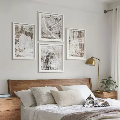 Mur de tableaux motifs abstraits blanc et brun