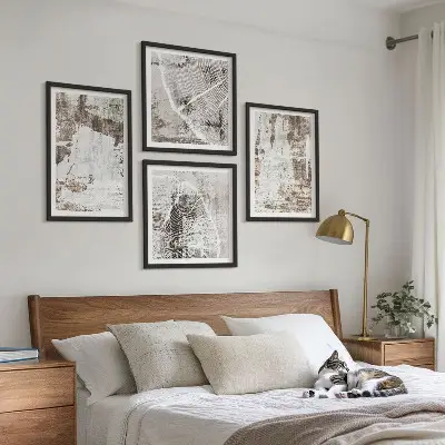 Mur de tableaux motifs abstraits blanc et brun