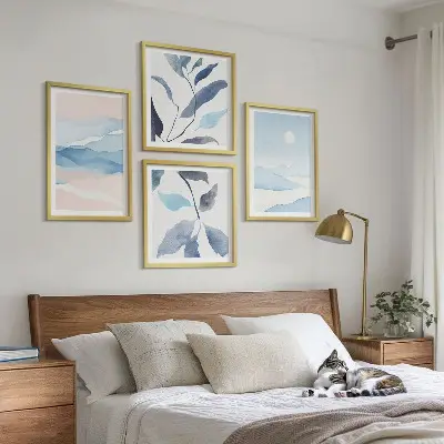 Mur de tableaux paysages de montagne à l'aquarelle avec des plantes