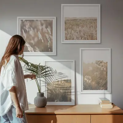 Mur de tableaux paysage de fleurs dans les herbes sous la chaleur
