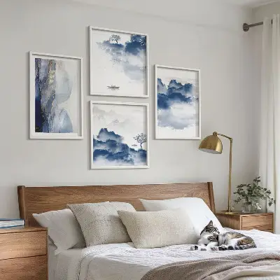 Mur de tableaux avec un paysage de montagnes, nuages, arbres et oiseaux en arrière-plan