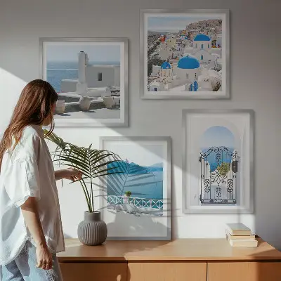 Mur de tableaux représentant des bâtiments de la mer blanche en Grèce