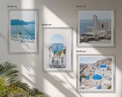 Mur de tableaux représentant des bâtiments de la mer blanche en Grèce