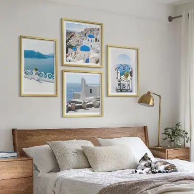 Mur de tableaux représentant des bâtiments de la mer blanche en Grèce