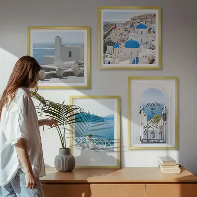 Mur de tableaux représentant des bâtiments de la mer blanche en Grèce