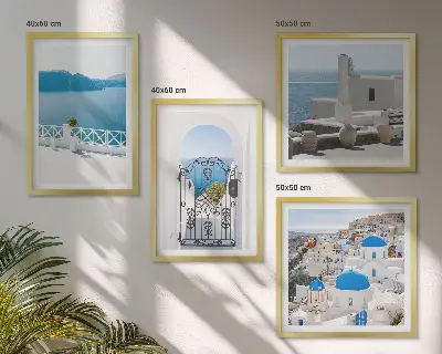 Mur de tableaux représentant des bâtiments de la mer blanche en Grèce
