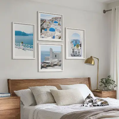 Mur de tableaux représentant des bâtiments de la mer blanche en Grèce