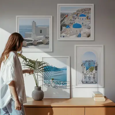Mur de tableaux représentant des bâtiments de la mer blanche en Grèce