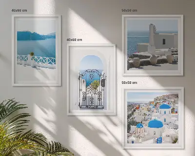 Mur de tableaux représentant des bâtiments de la mer blanche en Grèce