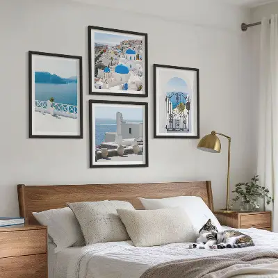 Mur de tableaux représentant des bâtiments de la mer blanche en Grèce