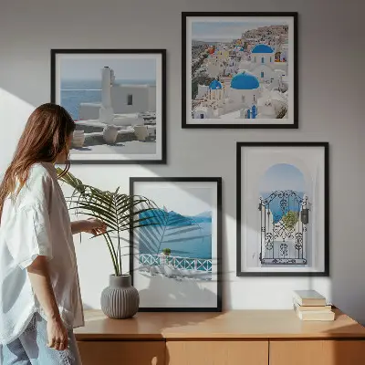 Mur de tableaux représentant des bâtiments de la mer blanche en Grèce