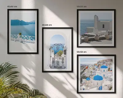 Mur de tableaux représentant des bâtiments de la mer blanche en Grèce