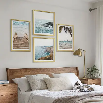 Mur de tableaux escaliers, plage, vue sur la mer et balançoire