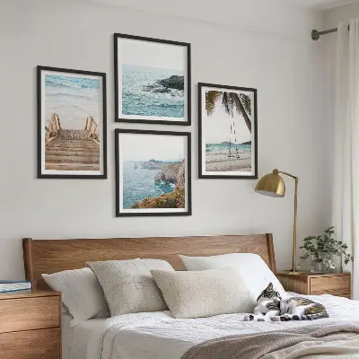 Mur de tableaux escaliers, plage, vue sur la mer et balançoire