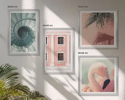 Mur de tableaux motifs architecturaux aux tons pastel