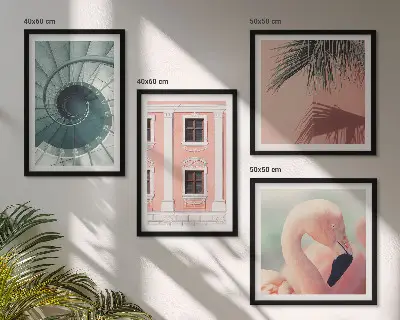 Mur de tableaux motifs architecturaux aux tons pastel