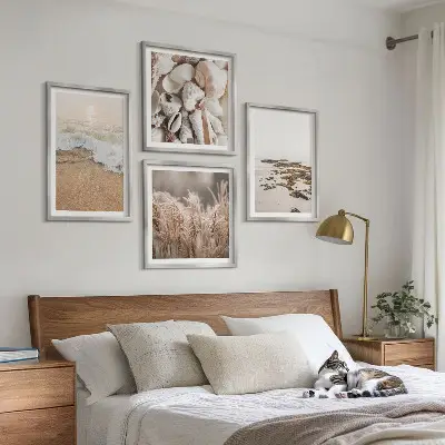 Ensemble de 4 tableaux représentant une plage avec des herbes des vagues et des pierres dans un style bohème