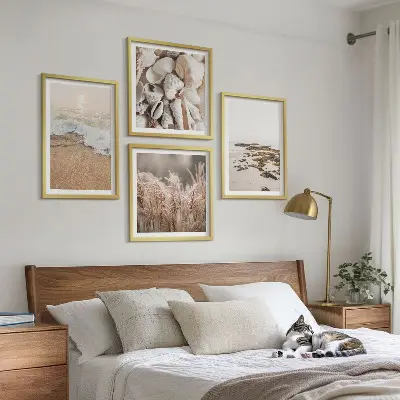 Ensemble de 4 tableaux représentant une plage avec des herbes des vagues et des pierres dans un style bohème