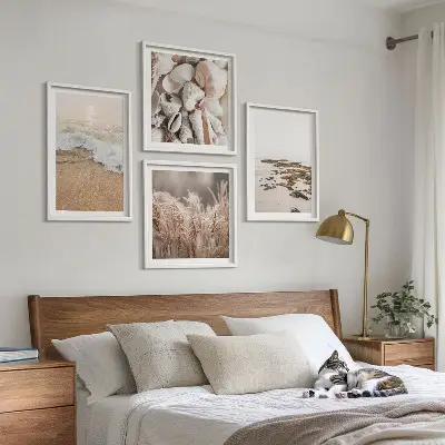 Ensemble de 4 tableaux représentant une plage avec des herbes des vagues et des pierres dans un style bohème