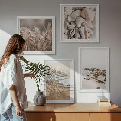 Ensemble de 4 tableaux représentant une plage avec des herbes des vagues et des pierres dans un style bohème