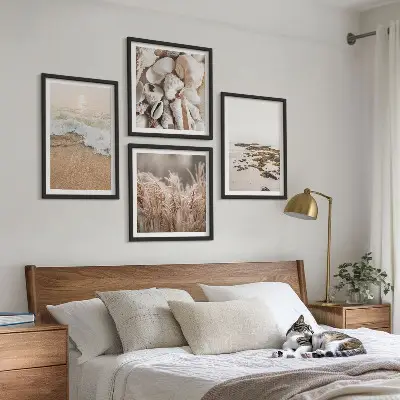 Ensemble de 4 tableaux représentant une plage avec des herbes des vagues et des pierres dans un style bohème