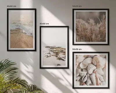 Ensemble de 4 tableaux représentant une plage avec des herbes des vagues et des pierres dans un style bohème