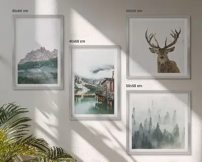 Mur de tableaux représentant des montagnes, un lac, un cerf, une cabane et du brouillard