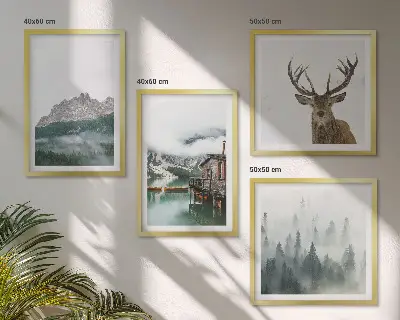 Mur de tableaux représentant des montagnes, un lac, un cerf, une cabane et du brouillard