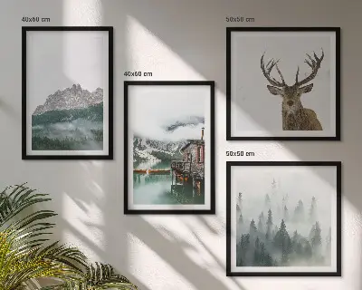 Mur de tableaux représentant des montagnes, un lac, un cerf, une cabane et du brouillard