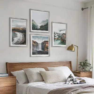 Mur de tableaux représentant des plages de montagne, des nuages et de l'eau