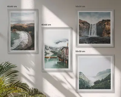 Mur de tableaux représentant des plages de montagne, des nuages et de l'eau