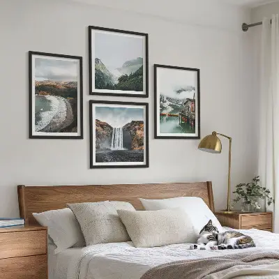 Mur de tableaux représentant des plages de montagne, des nuages et de l'eau
