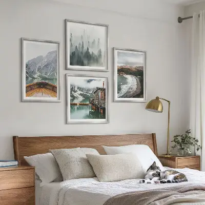 Ensemble de 4 tableaux représentant des montagnes, un lac, un bateau, du brouillard et une plage