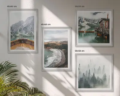 Ensemble de 4 tableaux représentant des montagnes, un lac, un bateau, du brouillard et une plage